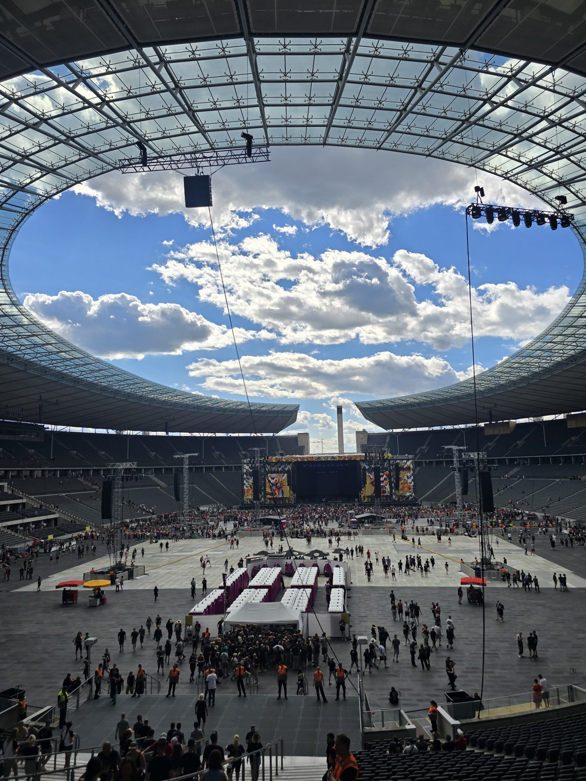 Konzert der Toten Hosen 2026 im ausverkauften Berliner Olympiastadion mit großer Bühne und jubelndem Publikum