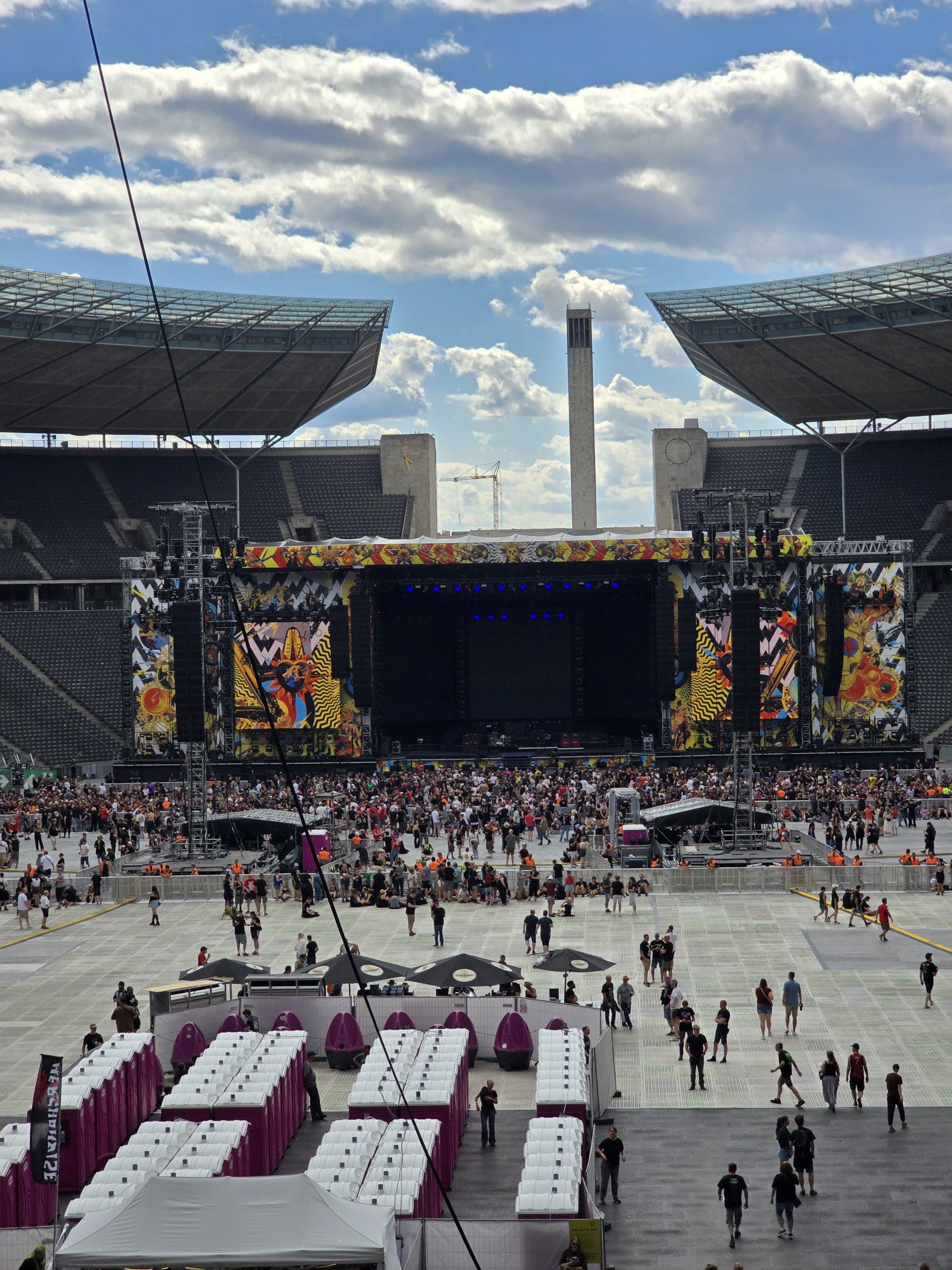 Konzert der Toten Hosen 2026 im ausverkauften Berliner Olympiastadion mit großer Bühne und jubelndem Publikum