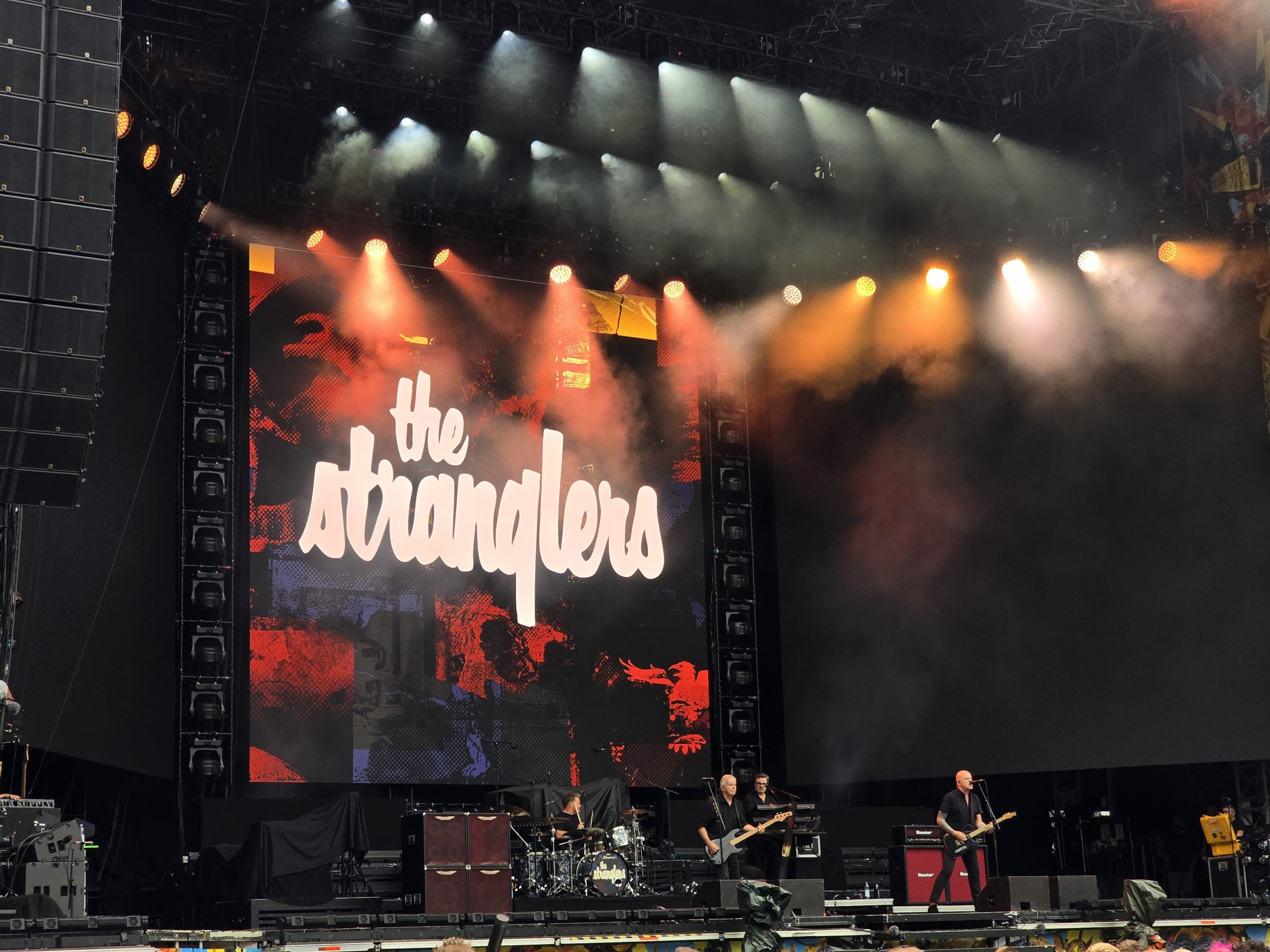 Konzert der Toten Hosen 2026 im ausverkauften Berliner Olympiastadion mit großer Bühne und jubelndem Publikum