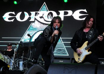 Europe live auf der Bühne bei einem Rockkonzert mit Sänger, Gitarrist und beleuchtetem Bandlogo