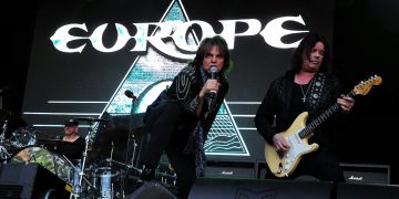Europe live auf der Bühne bei einem Rockkonzert mit Sänger, Gitarrist und beleuchtetem Bandlogo