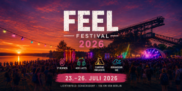Feel Festival 2026 am Bergheider See mit Festivalbühne, Publikum und F60 bei Sonnenuntergang