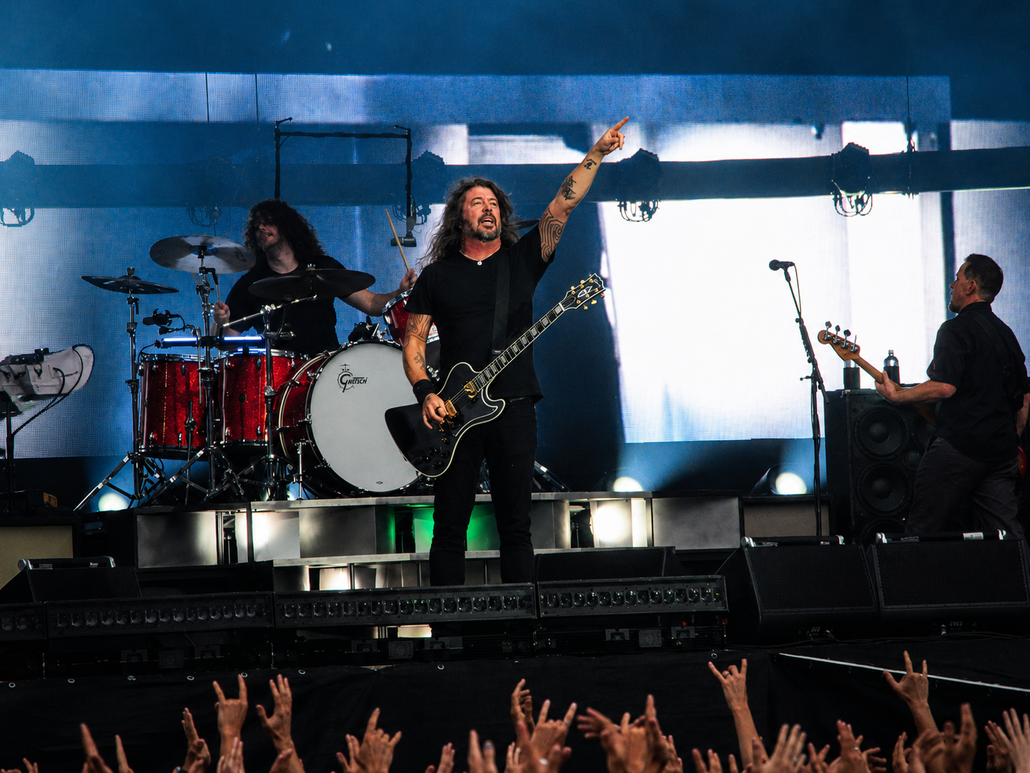 Riesige Nahaufnahme des singenden Foo-Fighters-Frontmanns auf der LED-Wand über der kompletten Stadionbühne.