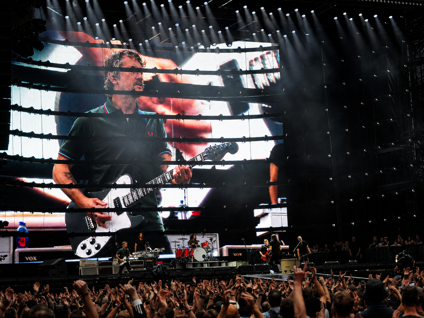 Große Foo-Fighters-Bühnenshow im Olympiastadion Berlin mit LED-Wand, Scheinwerfern, kompletter Band und Publikum.