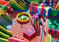 FUNBOX Berlin 2026 mit riesiger aufblasbarer Sprung- und Abenteuerlandschaft am Hauptbahnhof