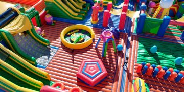 FUNBOX Berlin 2026 mit riesiger aufblasbarer Sprung- und Abenteuerlandschaft am Hauptbahnhof