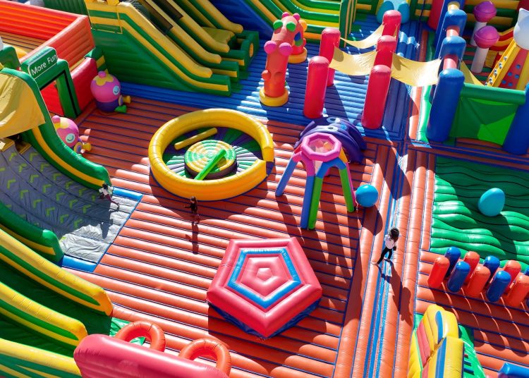 FUNBOX Berlin 2026 mit riesiger aufblasbarer Sprung- und Abenteuerlandschaft am Hauptbahnhof