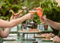 Römische Pizza mit dünnem knusprigem Boden im neuen Restaurant Monti in Berlin-Kreuzberg