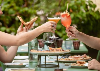 Römische Pizza mit dünnem knusprigem Boden im neuen Restaurant Monti in Berlin-Kreuzberg