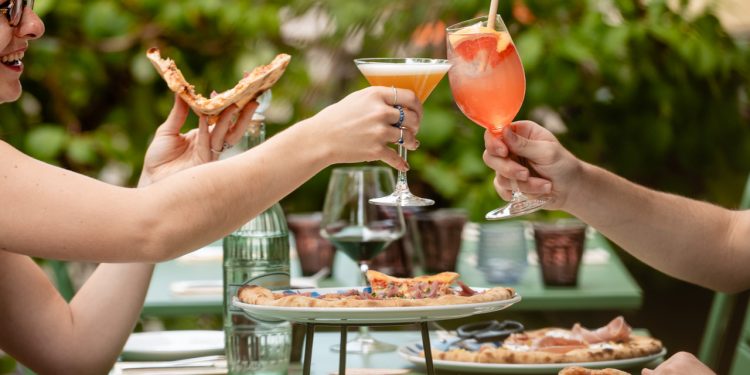 Römische Pizza mit dünnem knusprigem Boden im neuen Restaurant Monti in Berlin-Kreuzberg