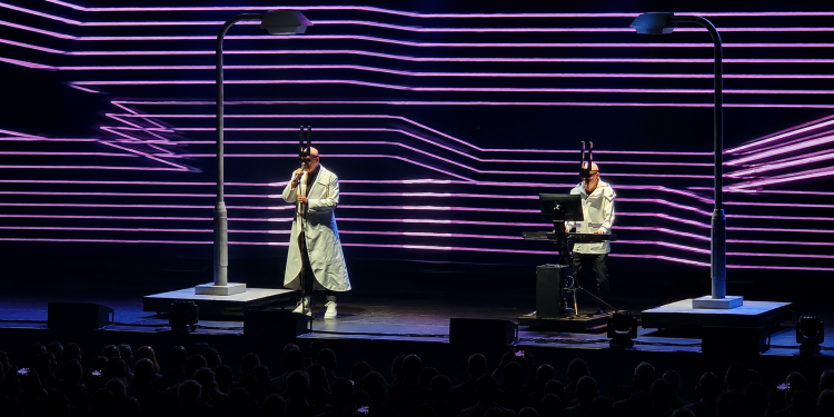 Pet Shop Boys live auf der Bühne mit Neon-Lichtshow