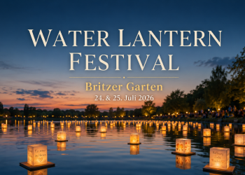 Leuchtende Wasserlaternen beim Water Lantern Festival Berlin 2026 im Britzer Garten bei Abendstimmung