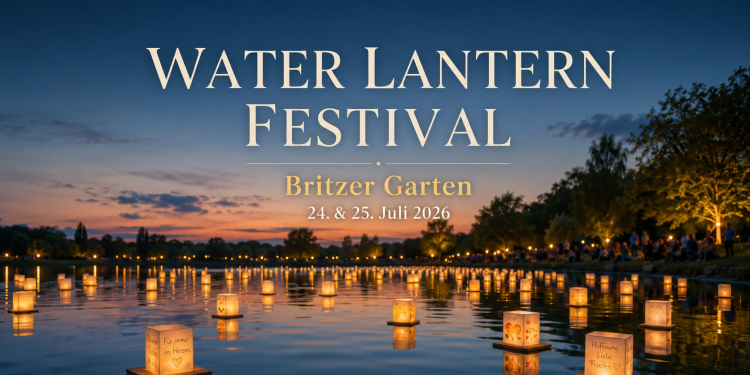Leuchtende Wasserlaternen beim Water Lantern Festival Berlin 2026 im Britzer Garten bei Abendstimmung
