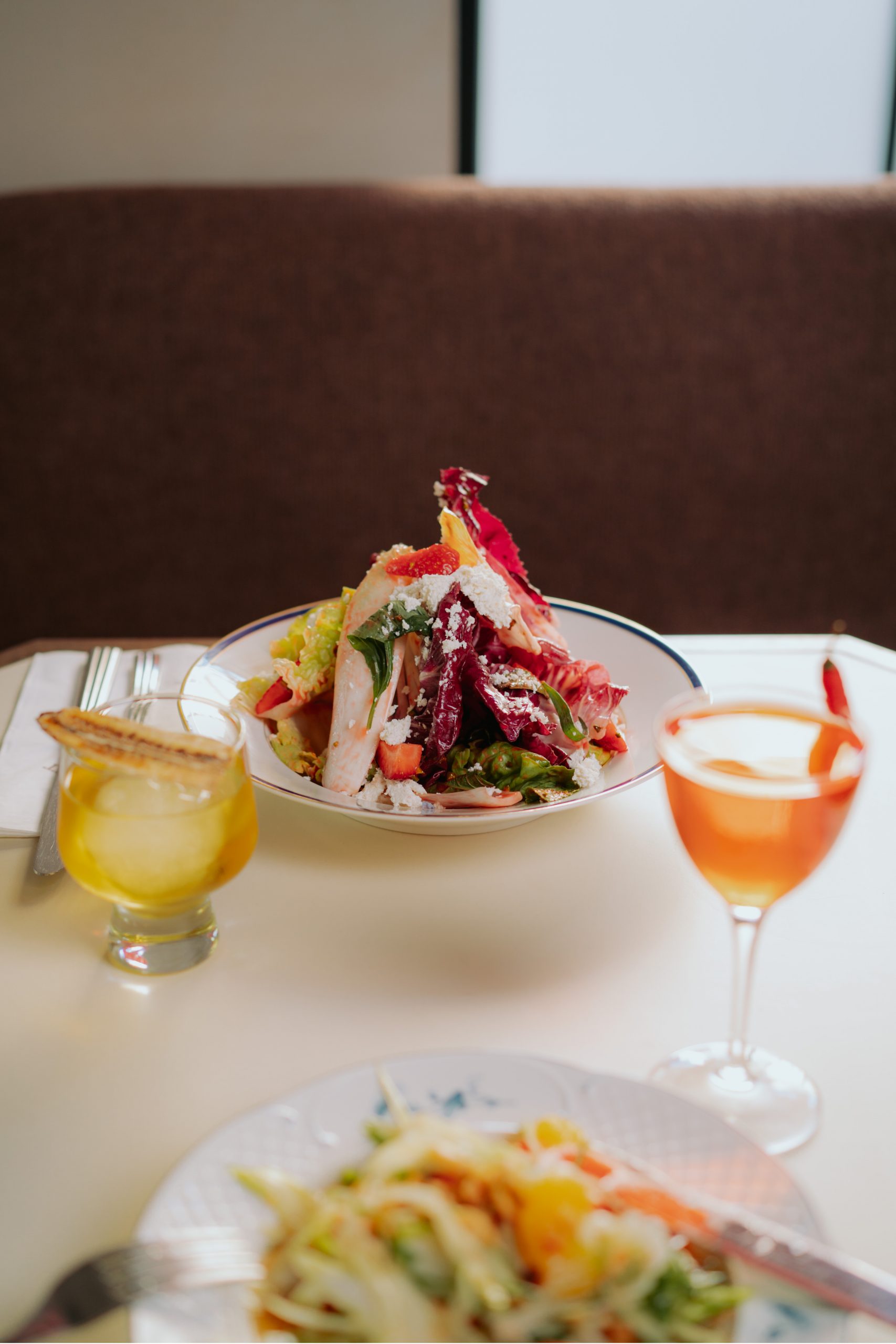 béné Berlin Gastrobar im Benedict Wilmersdorf mit gedeckten Tischen, warmem Licht und Sharing Plates