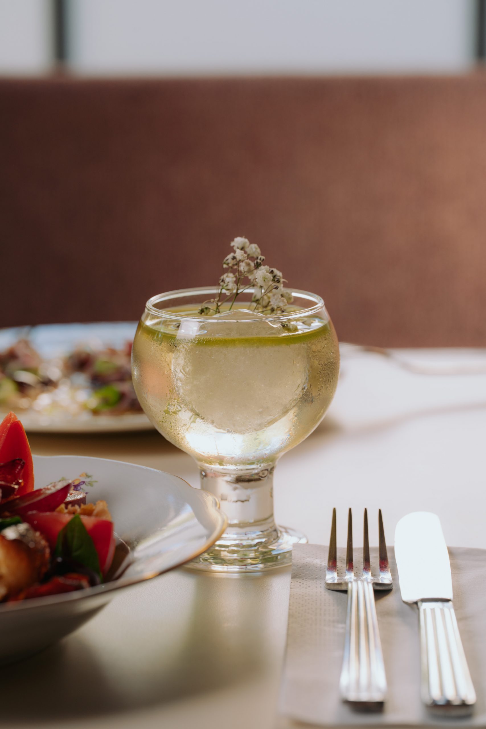béné Berlin Gastrobar im Benedict Wilmersdorf mit gedeckten Tischen, warmem Licht und Sharing Plates