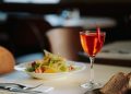 béné Berlin Gastrobar im Benedict Wilmersdorf mit gedeckten Tischen, warmem Licht und Sharing Plates