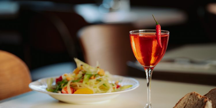 béné Berlin Gastrobar im Benedict Wilmersdorf mit gedeckten Tischen, warmem Licht und Sharing Plates