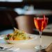 béné Berlin Gastrobar im Benedict Wilmersdorf mit gedeckten Tischen, warmem Licht und Sharing Plates