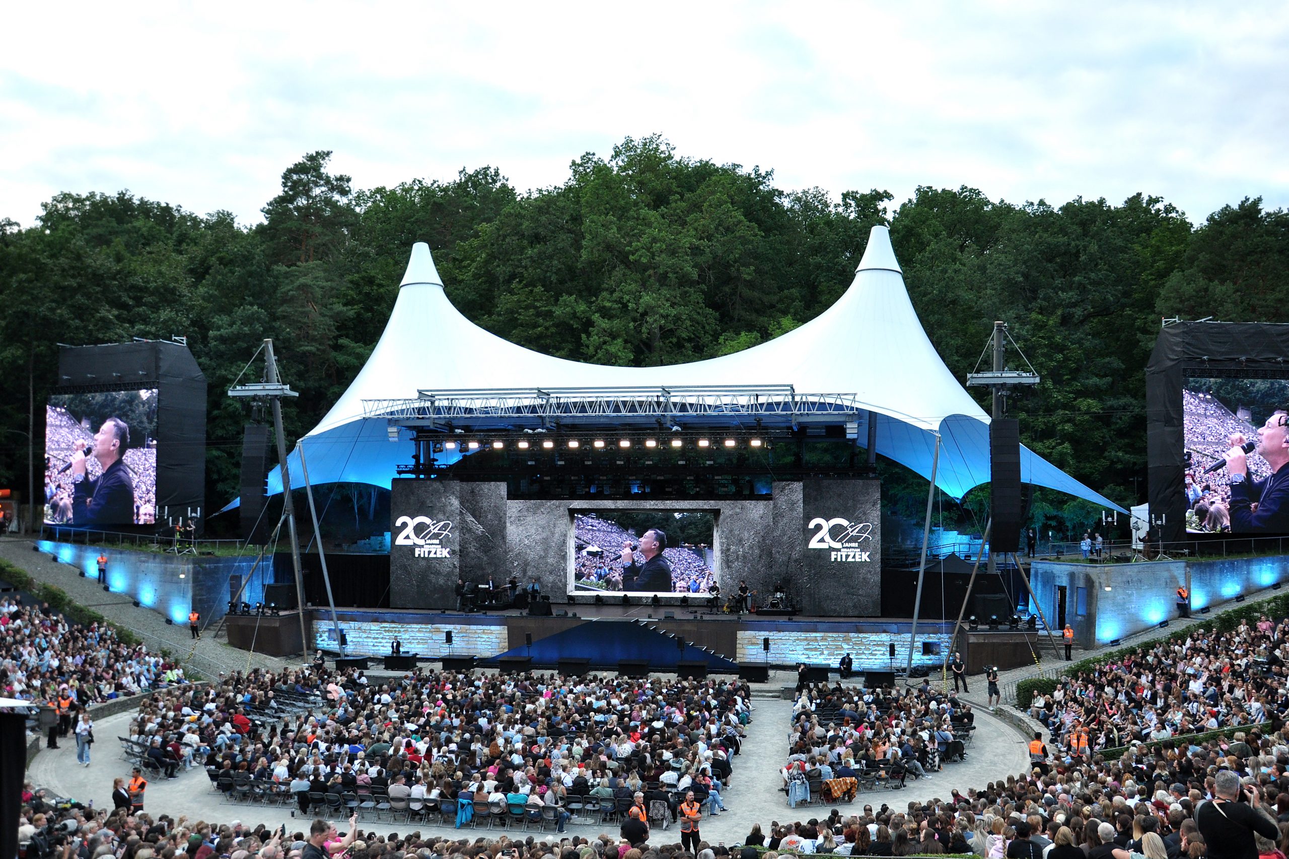 Voll besetzte Waldbühne Berlin bei der Jubiläumsshow von Sebastian Fitzek 2026