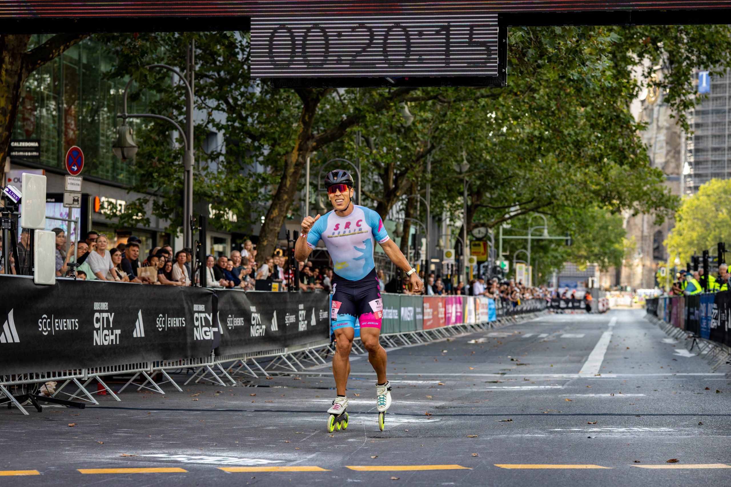 Läufer erreichen bei der adidas Runners City Night Berlin 2026 das beleuchtete Ziel auf dem Kurfürstendamm