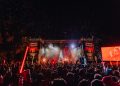 Versengold spielt beim Elbenwald Festival im Spreeauenpark Cottbus vor einer großen Menge im nächtlichen Bühnenlicht
