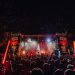 Versengold spielt beim Elbenwald Festival im Spreeauenpark Cottbus vor einer großen Menge im nächtlichen Bühnenlicht