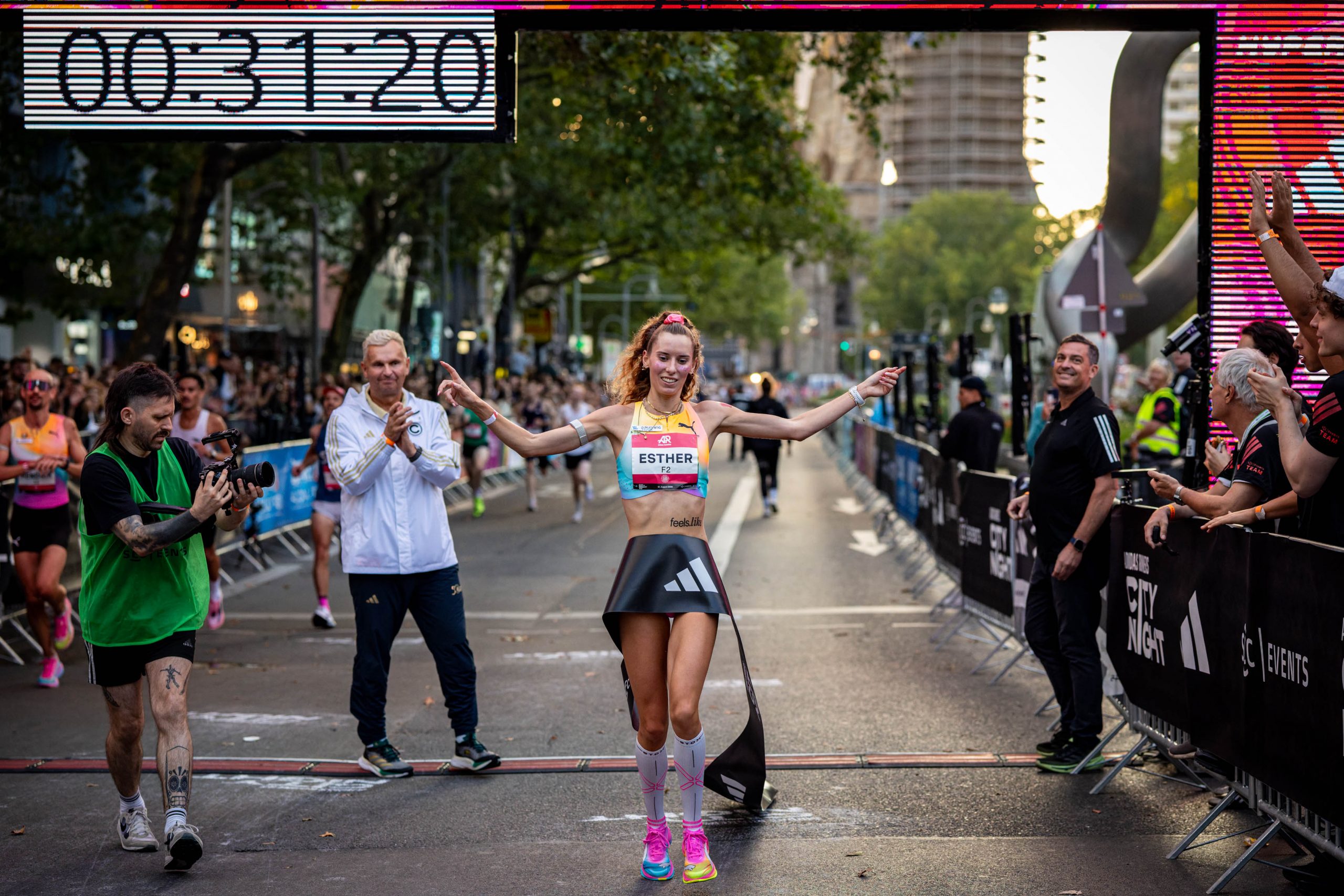 Läufer erreichen bei der adidas Runners City Night Berlin 2026 das beleuchtete Ziel auf dem Kurfürstendamm