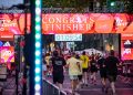 Läufer erreichen bei der adidas Runners City Night Berlin 2026 das beleuchtete Ziel auf dem Kurfürstendamm