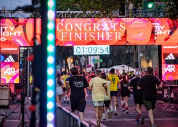 Läufer erreichen bei der adidas Runners City Night Berlin 2026 das beleuchtete Ziel auf dem Kurfürstendamm