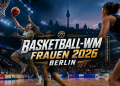 Frauen-Basketball-WM 2026 in Berlin mit Spielerinnen auf dem Court und Berliner Skyline im Hintergrund
