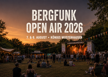 Bergfunk Open Air 2026 in Königs Wusterhausen mit kleiner Festivalbühne, Publikum und Abendstimmung