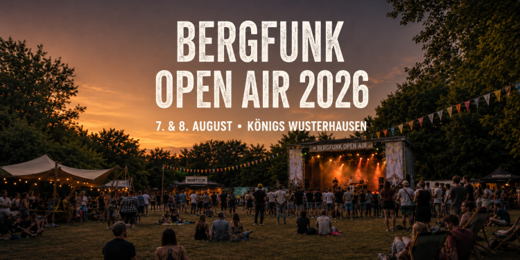 Bergfunk Open Air 2026 in Königs Wusterhausen mit kleiner Festivalbühne, Publikum und Abendstimmung