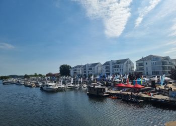 Boote und Ausstellerstände bei der BOOT & FUN INWATER in der Marina Havelauen in Werder