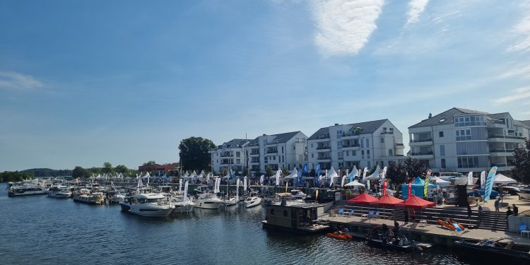 Boote und Ausstellerstände bei der BOOT & FUN INWATER in der Marina Havelauen in Werder
