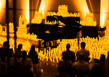 Streichquartett bei einem Candlelight-Konzert im Schein zahlreicher Kerzen