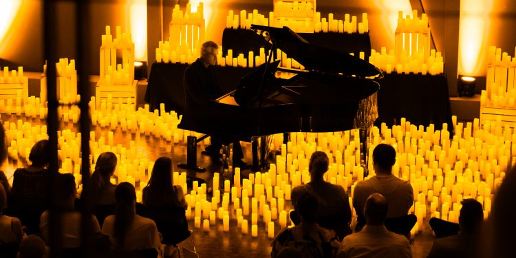 Streichquartett bei einem Candlelight-Konzert im Schein zahlreicher Kerzen