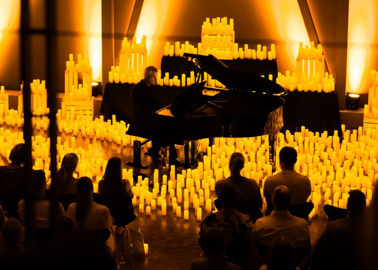 Streichquartett bei einem Candlelight-Konzert im Schein zahlreicher Kerzen
