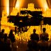 Streichquartett bei einem Candlelight-Konzert im Schein zahlreicher Kerzen