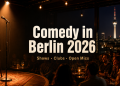 Comedy in Berlin 2026 mit Stand-up-Bühne, Mikrofon, Publikum und Berliner Fernsehturm