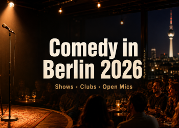 Comedy in Berlin 2026 mit Stand-up-Bühne, Mikrofon, Publikum und Berliner Fernsehturm