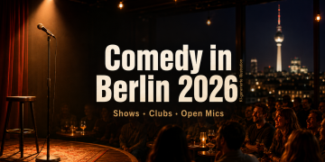 Comedy in Berlin 2026 mit Stand-up-Bühne, Mikrofon, Publikum und Berliner Fernsehturm
