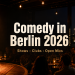 Comedy in Berlin 2026 mit Stand-up-Bühne, Mikrofon, Publikum und Berliner Fernsehturm