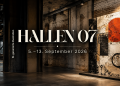 HALLEN 07 Berlin 2026 mit zeitgenössischem Kunstwerk vor einer historischen Industriehallenwand