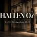 HALLEN 07 Berlin 2026 mit zeitgenössischem Kunstwerk vor einer historischen Industriehallenwand