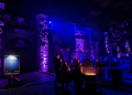 Horrornächte Babelsberg mit beleuchteter Horror-Kulisse und Besuchern im Filmpark Babelsberg