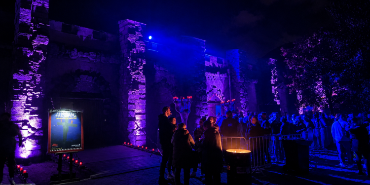 Horrornächte Babelsberg mit beleuchteter Horror-Kulisse und Besuchern im Filmpark Babelsberg