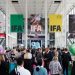 Besucher in einer Messehalle der IFA Berlin mit großen IFA-Bannern und Technikständen