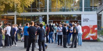 Besucher vor dem Haus der Berliner Festspiele beim Internationalen Literaturfestival Berlin 2025