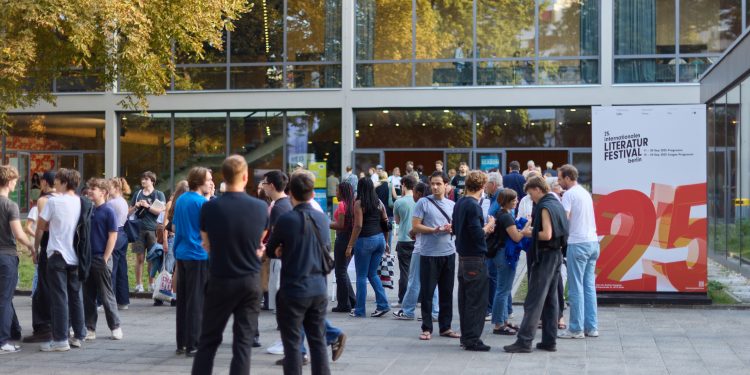 Besucher vor dem Haus der Berliner Festspiele beim Internationalen Literaturfestival Berlin 2025