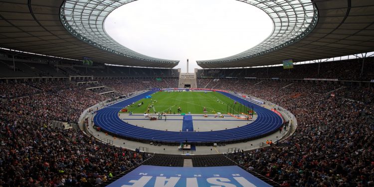 Volles Olympiastadion Berlin beim ISTAF mit der blauen Leichtathletikbahn